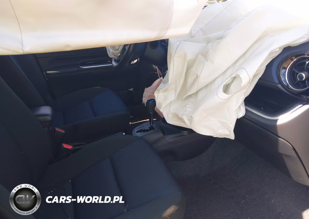 2015 Toyota Prius C Three VIN:JTDKDTB37F1582591 - 5