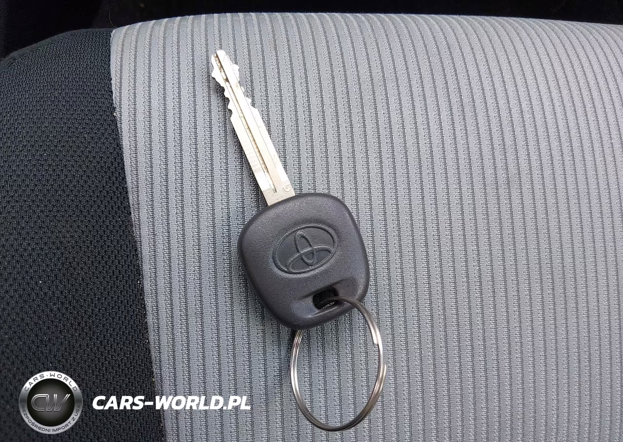 2013 Toyota Prius C Two VIN:JTDKDTB32D1551133 - 11