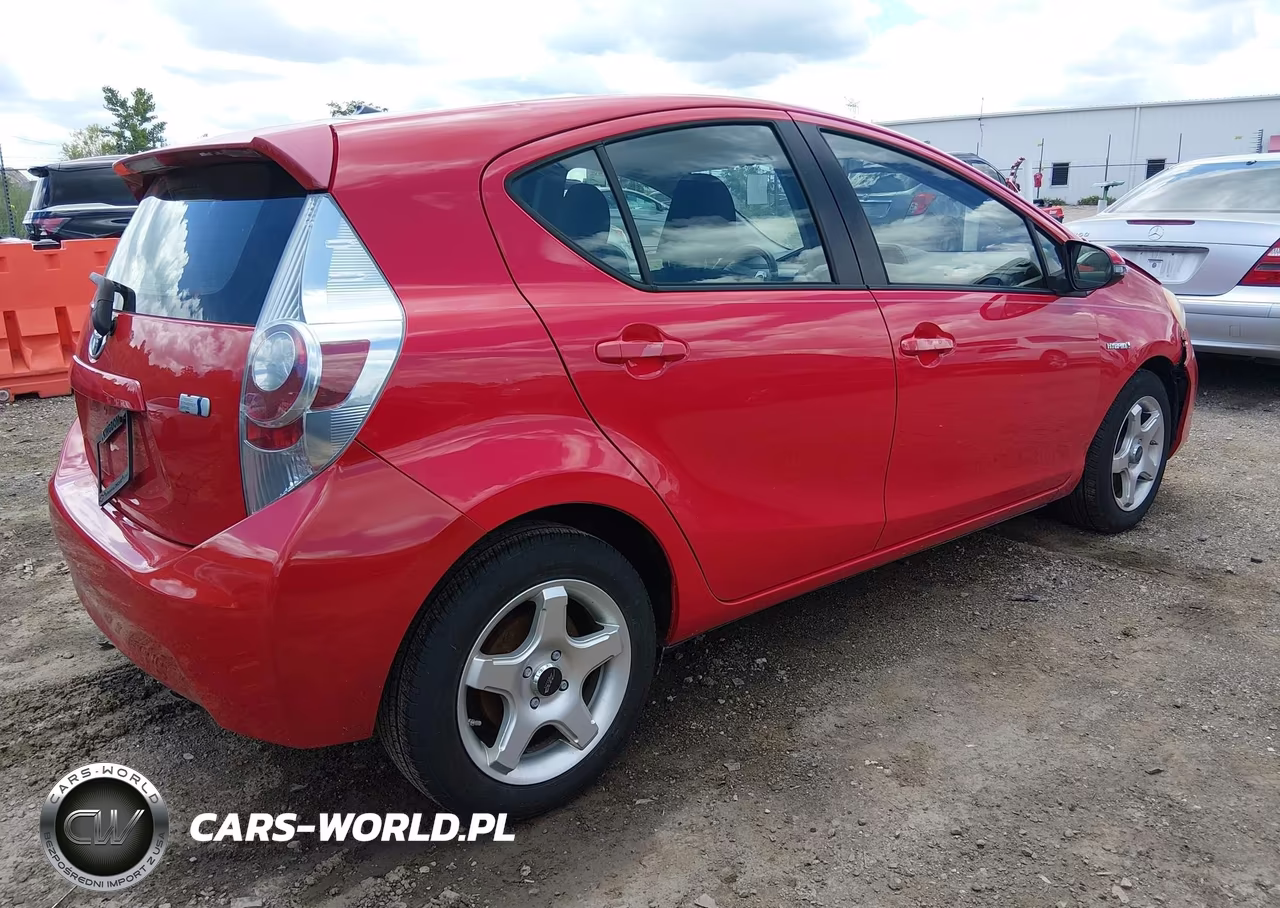2013 Toyota Prius C Two VIN:JTDKDTB32D1551133 - 4