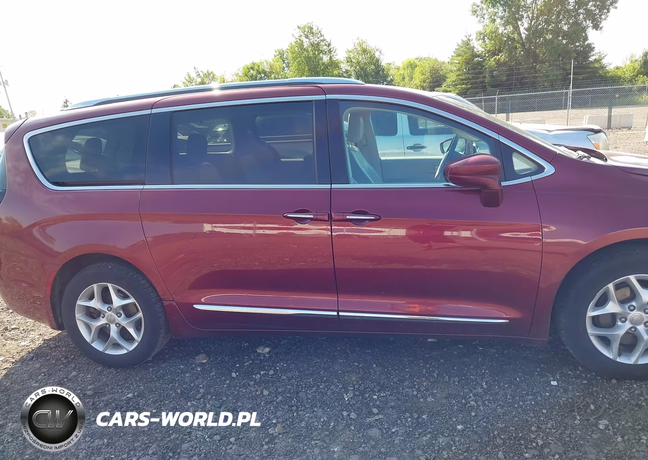 2017 Chrysler Pacifica Touring-L Plus VIN:2C4RC1EG3HR518812 - 13