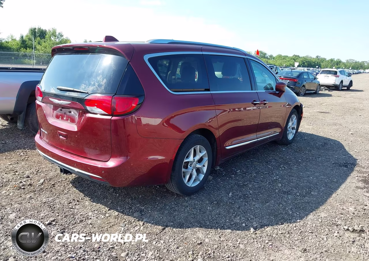 2017 Chrysler Pacifica Touring-L Plus VIN:2C4RC1EG3HR518812 - 4