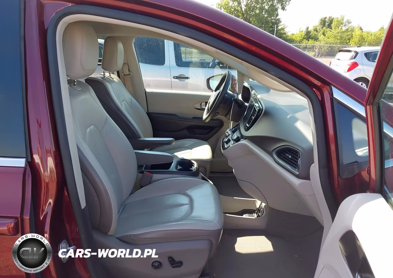 2017 Chrysler Pacifica Touring-L Plus VIN:2C4RC1EG3HR518812 - 5