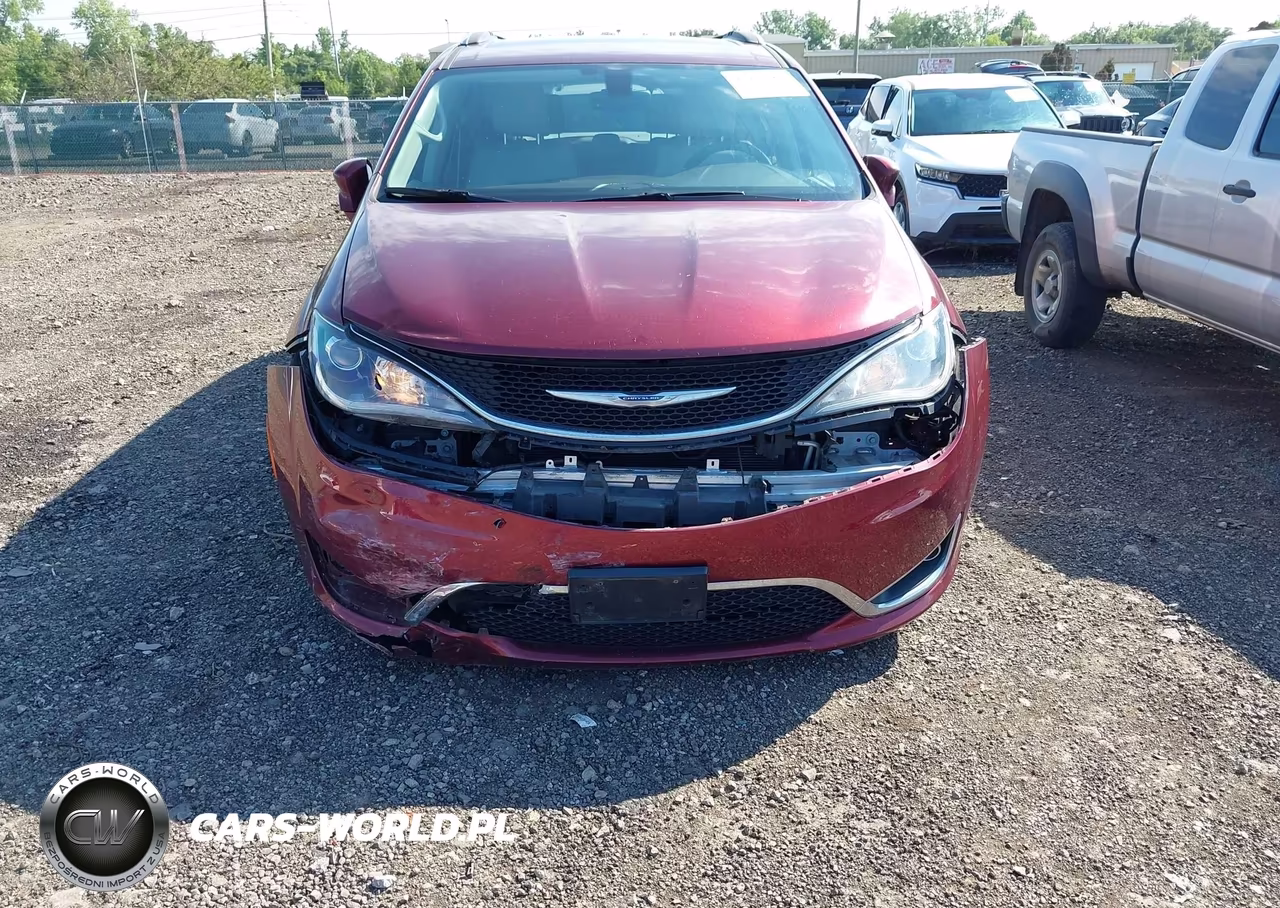 2017 Chrysler Pacifica Touring-L Plus VIN:2C4RC1EG3HR518812 - 6