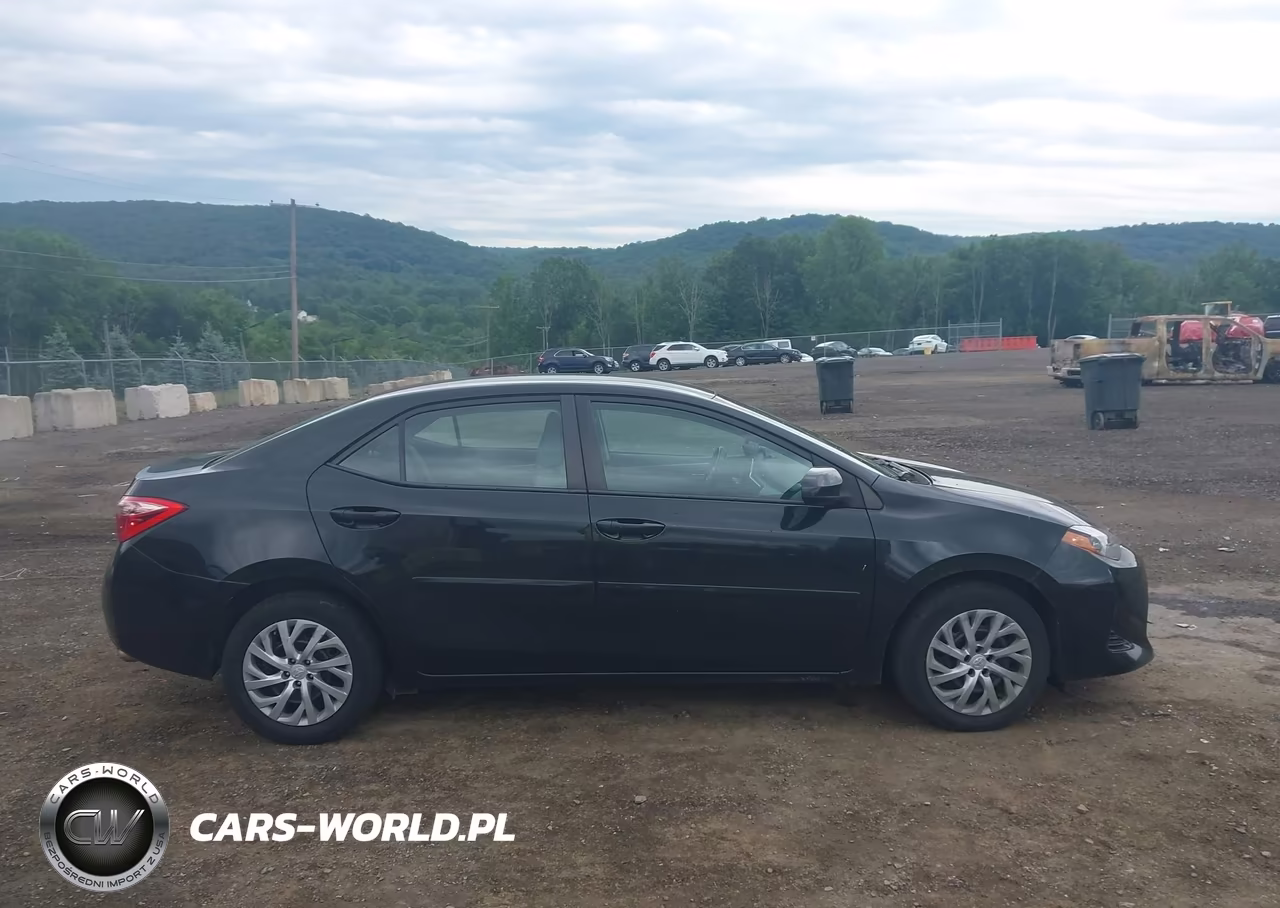 2018 Toyota Corolla Le VIN:2T1BURHE5JC096703 - 13