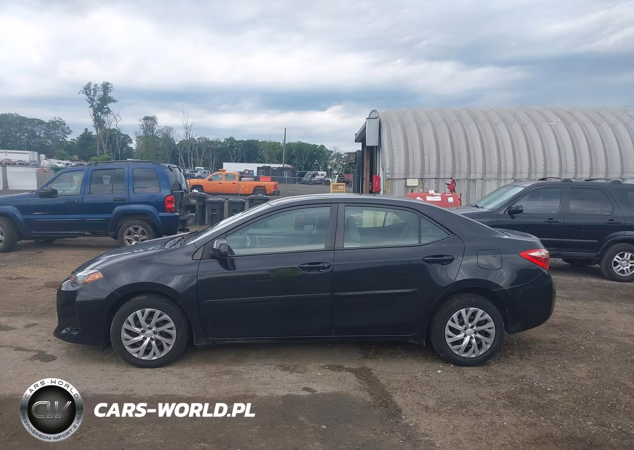 2018 Toyota Corolla Le VIN:2T1BURHE5JC096703 - 14