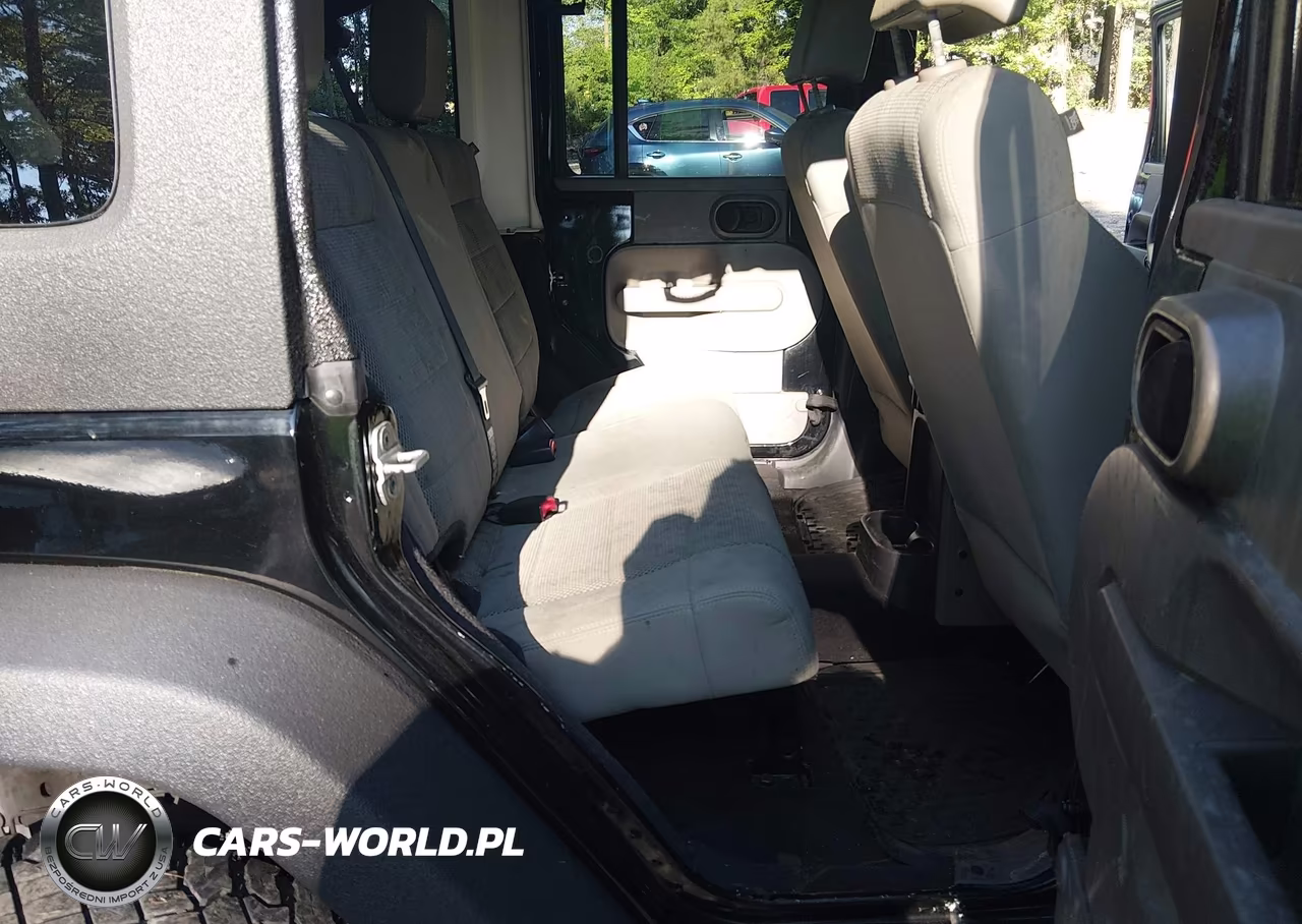 2007 Jeep Wrangler Unlimited Sahara VIN:1J4GA59117L118243 - 8
