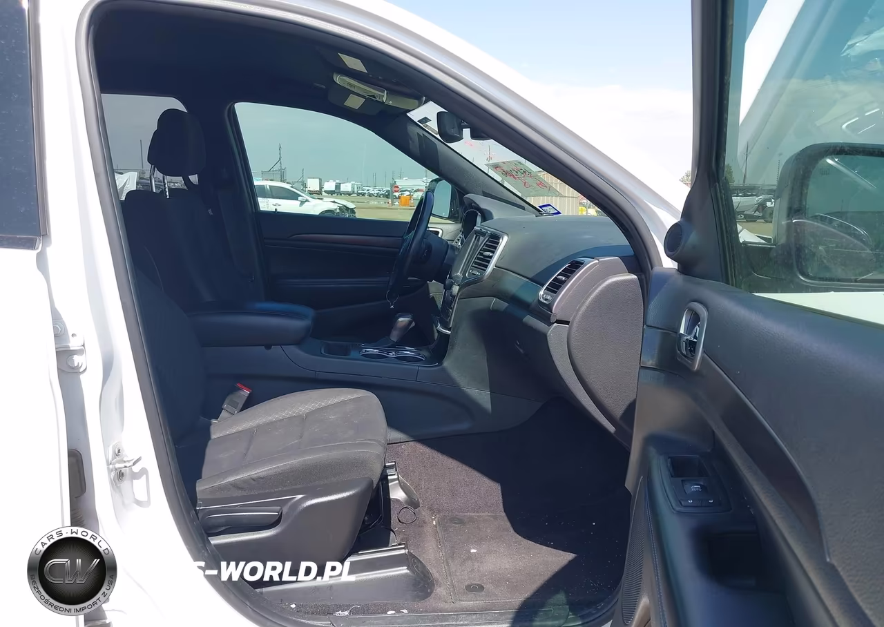 2018 Jeep Grand Cherokee Upland 4X4 VIN:1C4RJFAGXJC370326 - 5