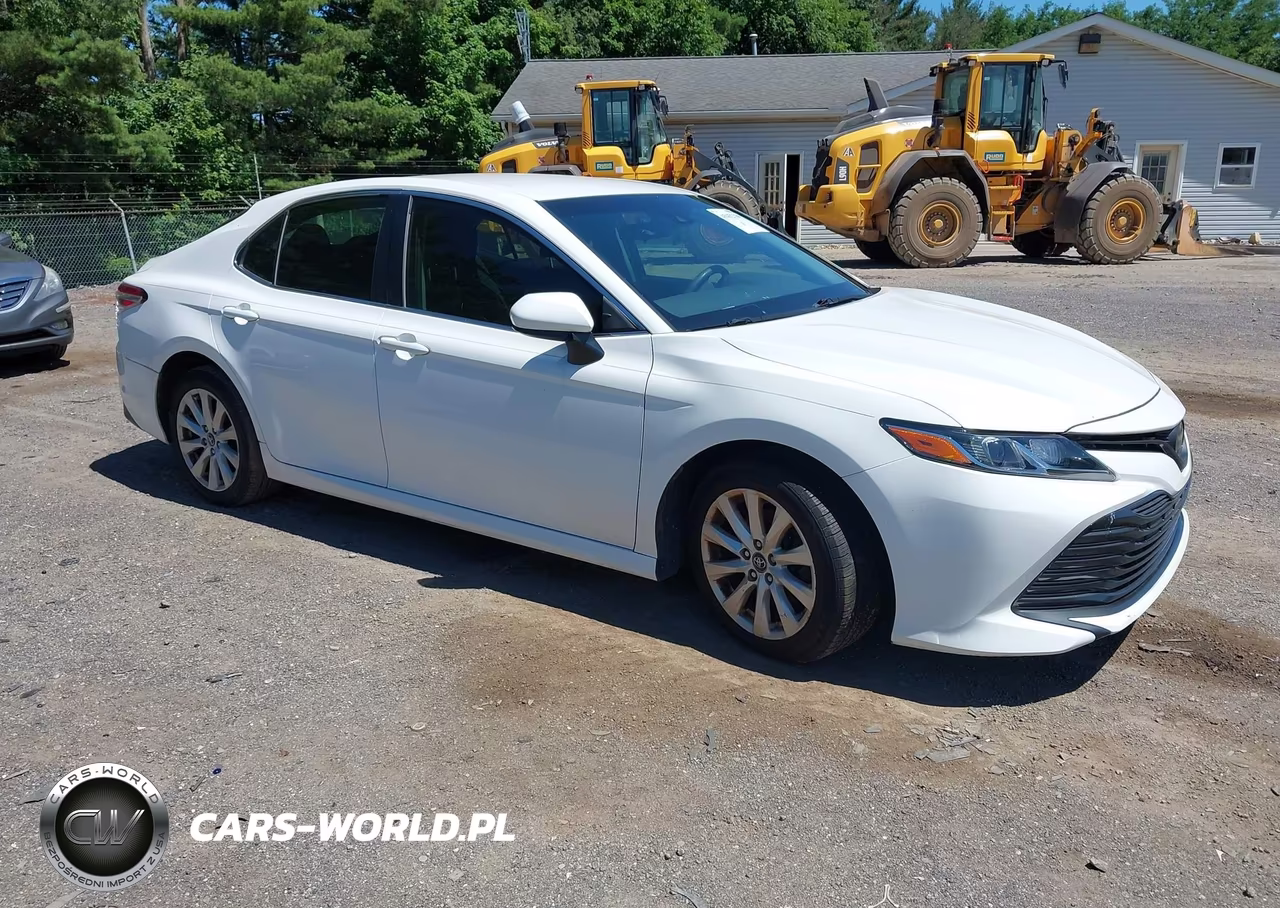 2018 Toyota Camry Le – zdjęcie 1 z 15
