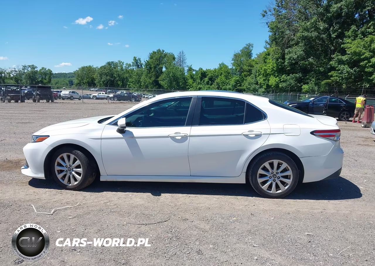 2018 Toyota Camry Le VIN:4T1B11HK9JU646564 - 13