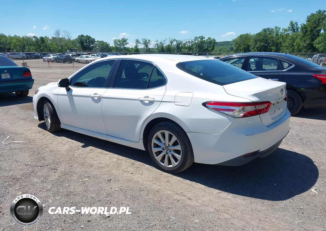 2018 Toyota Camry Le VIN:4T1B11HK9JU646564 - 3