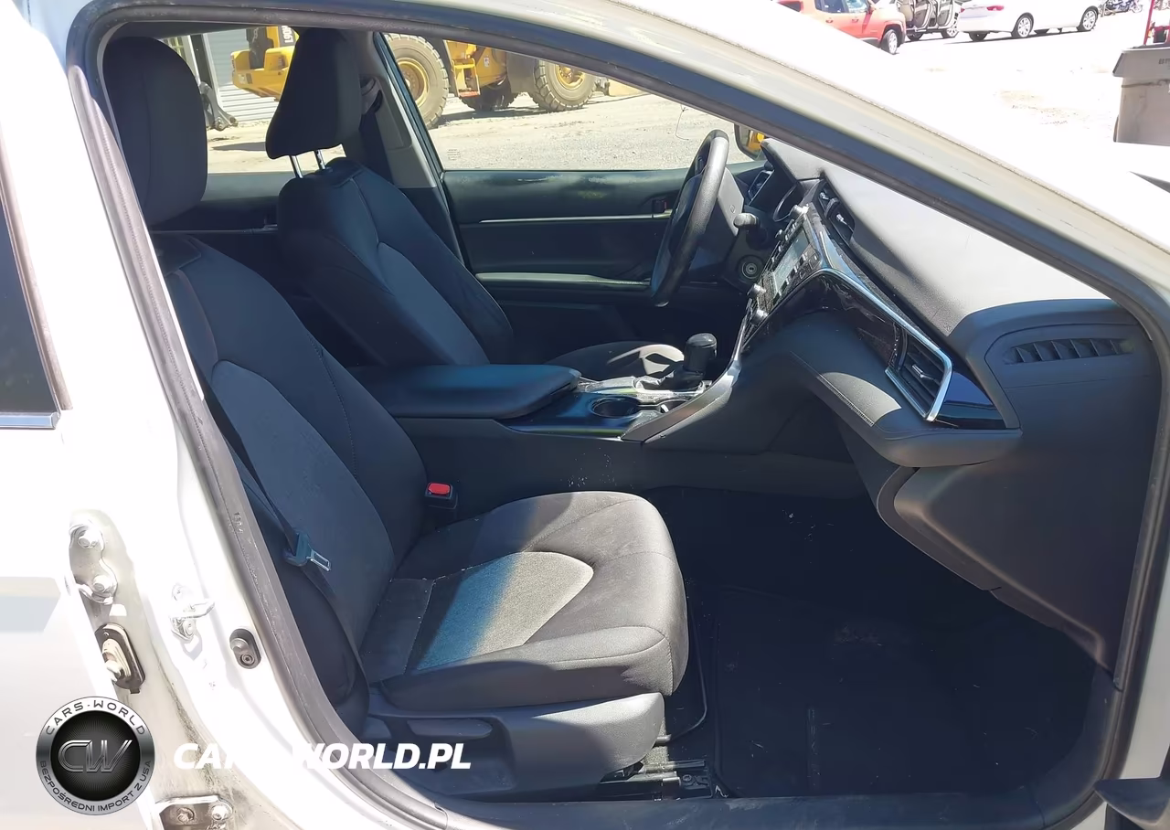 2018 Toyota Camry Le VIN:4T1B11HK9JU646564 - 5