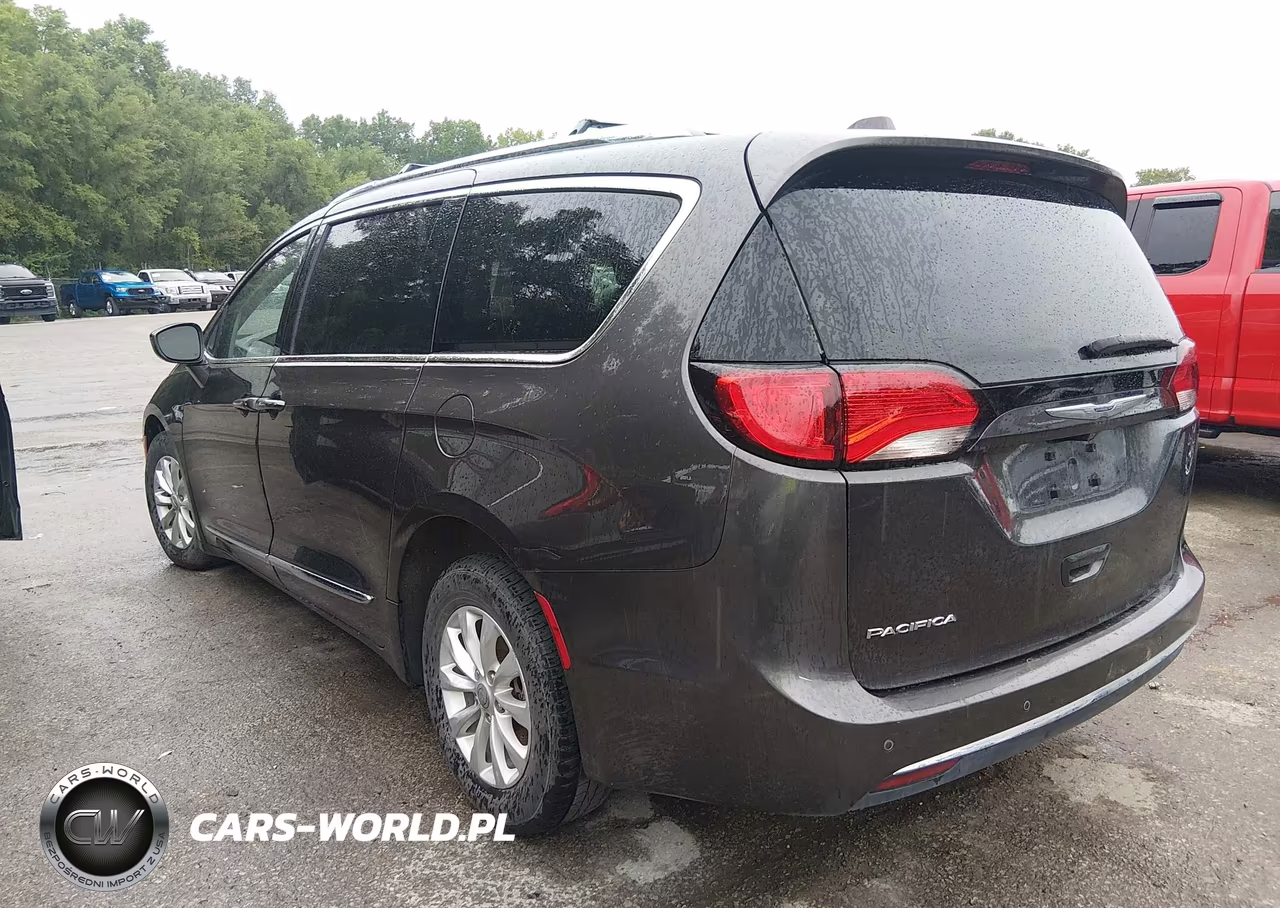 2019 Chrysler Pacifica Touring L VIN:2C4RC1BG1KR680899 - 3