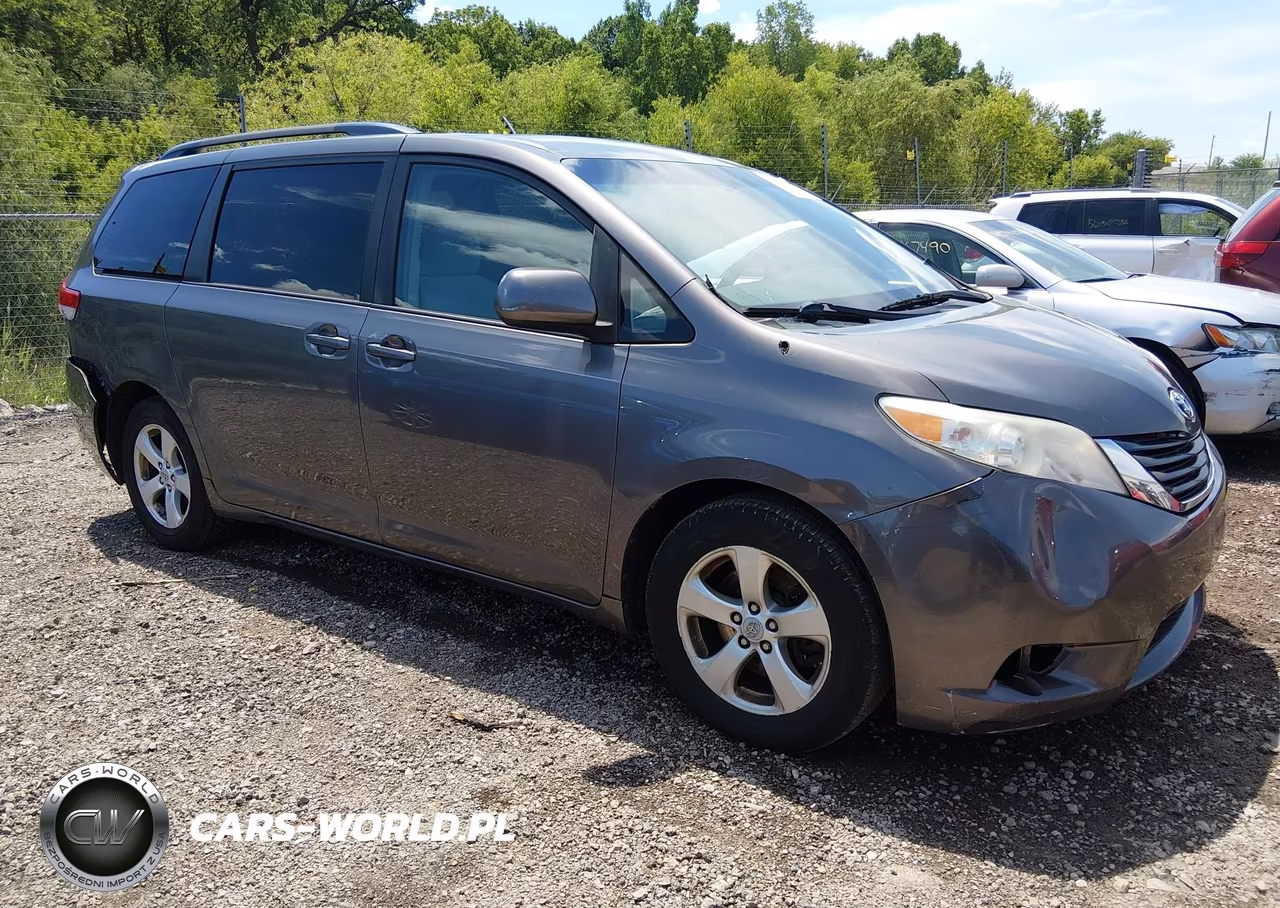 2011 Toyota Sienna Le V6 – zdjęcie 1 z 17