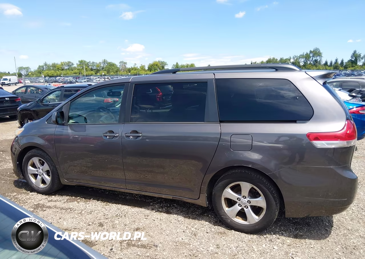 2011 Toyota Sienna Le V6 VIN:5TDKK3DC6BS116957 - 14