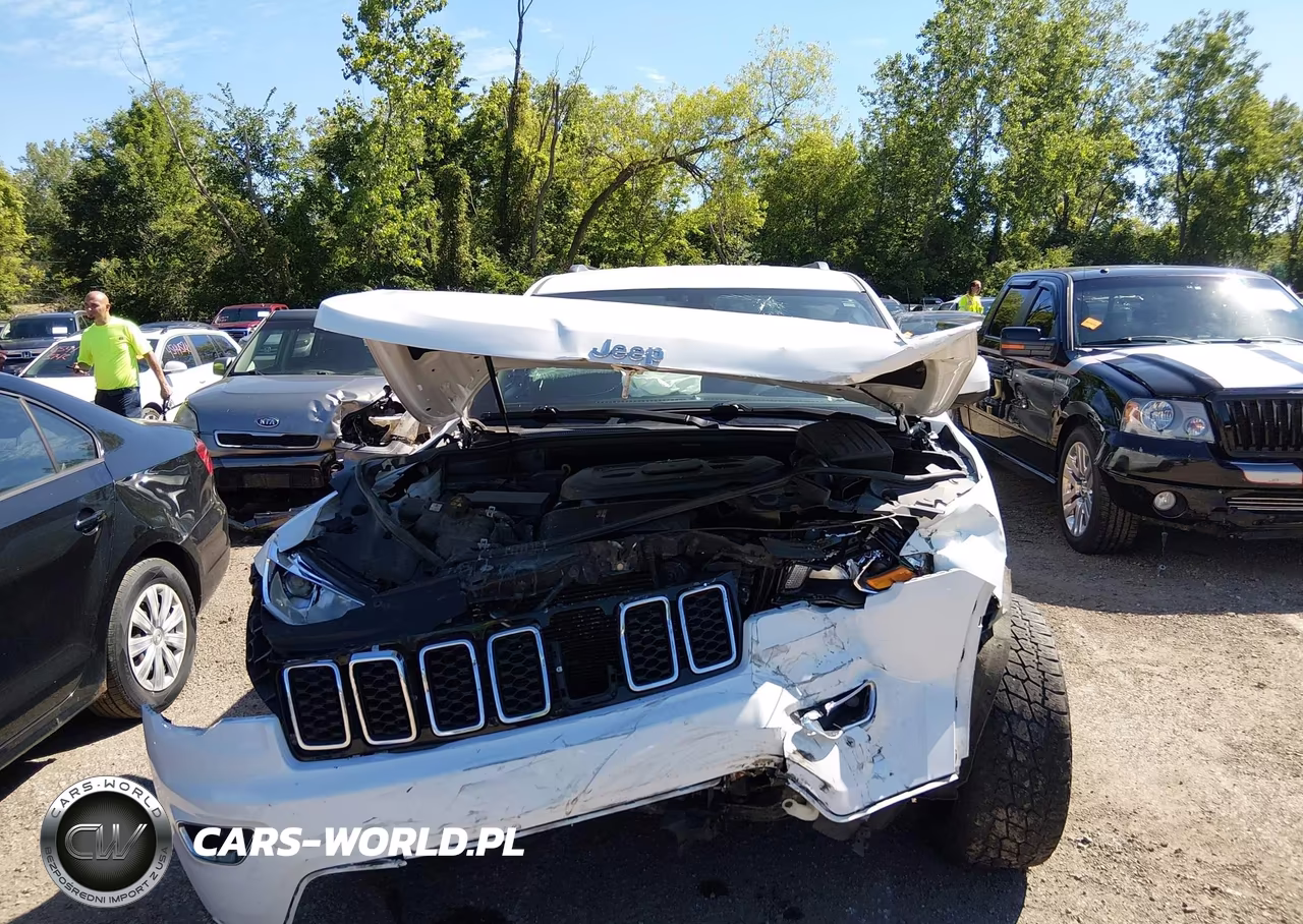 2018 Jeep Grand Cherokee Laredo E 4X4 VIN:1C4RJFAG8JC309749 - 12