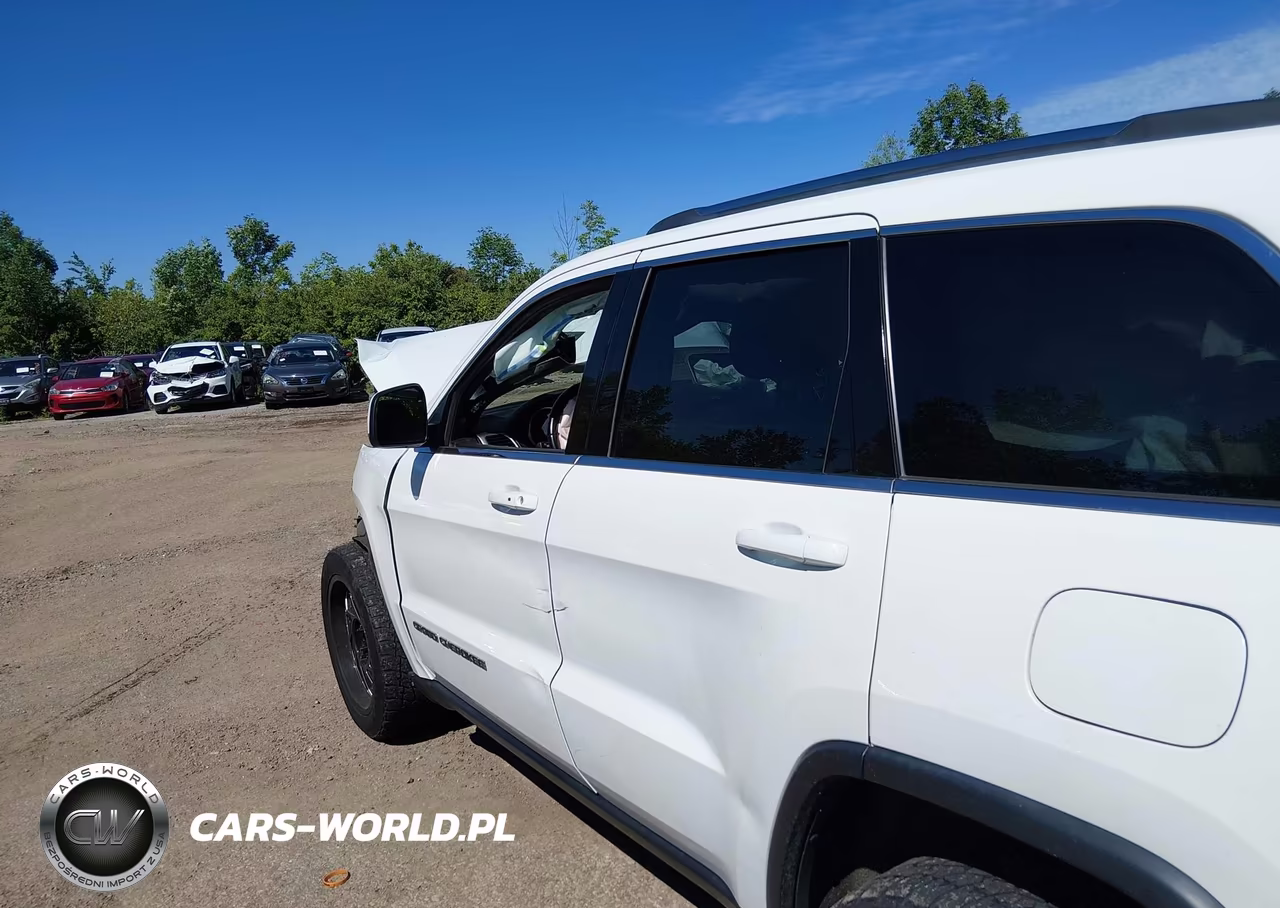 2018 Jeep Grand Cherokee Laredo E 4X4 VIN:1C4RJFAG8JC309749 - 14