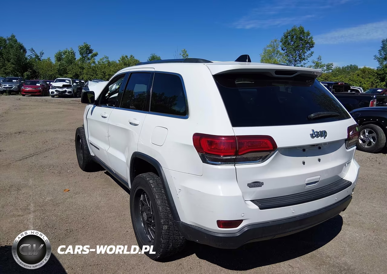 2018 Jeep Grand Cherokee Laredo E 4X4 VIN:1C4RJFAG8JC309749 - 3
