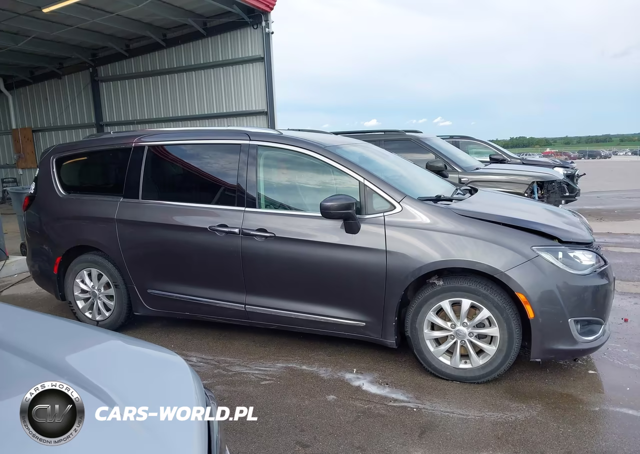 2018 Chrysler Pacifica Touring L VIN:2C4RC1BG1JR185794 - 13