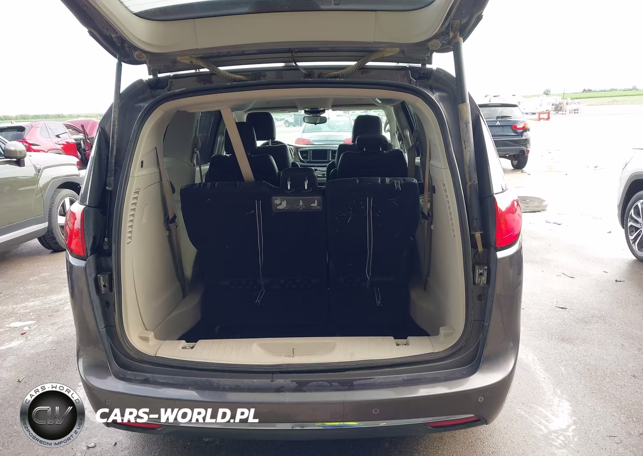2018 Chrysler Pacifica Touring L VIN:2C4RC1BG1JR185794 - 17