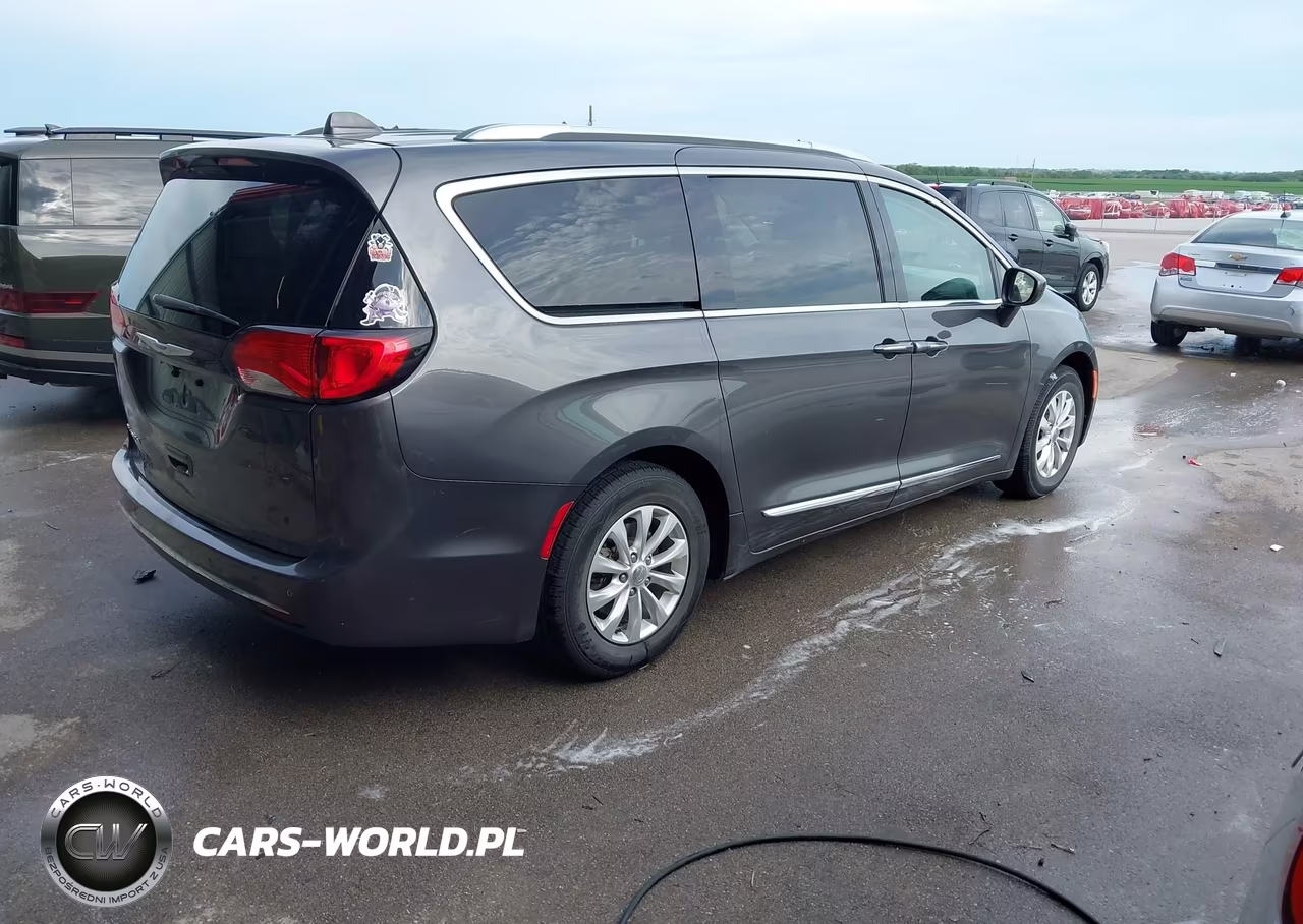 2018 Chrysler Pacifica Touring L VIN:2C4RC1BG1JR185794 - 4