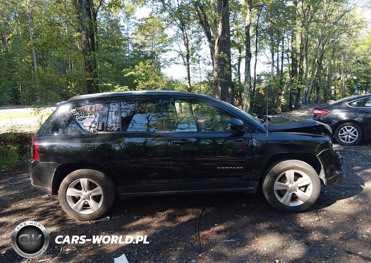 2015 Jeep Compass Latitude VIN:1C4NJDEB7FD358167 - 13