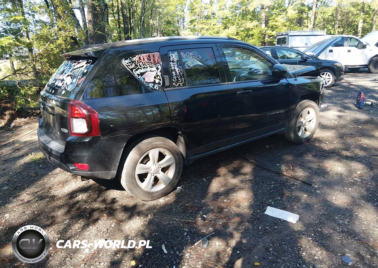 2015 Jeep Compass Latitude VIN:1C4NJDEB7FD358167 - 4