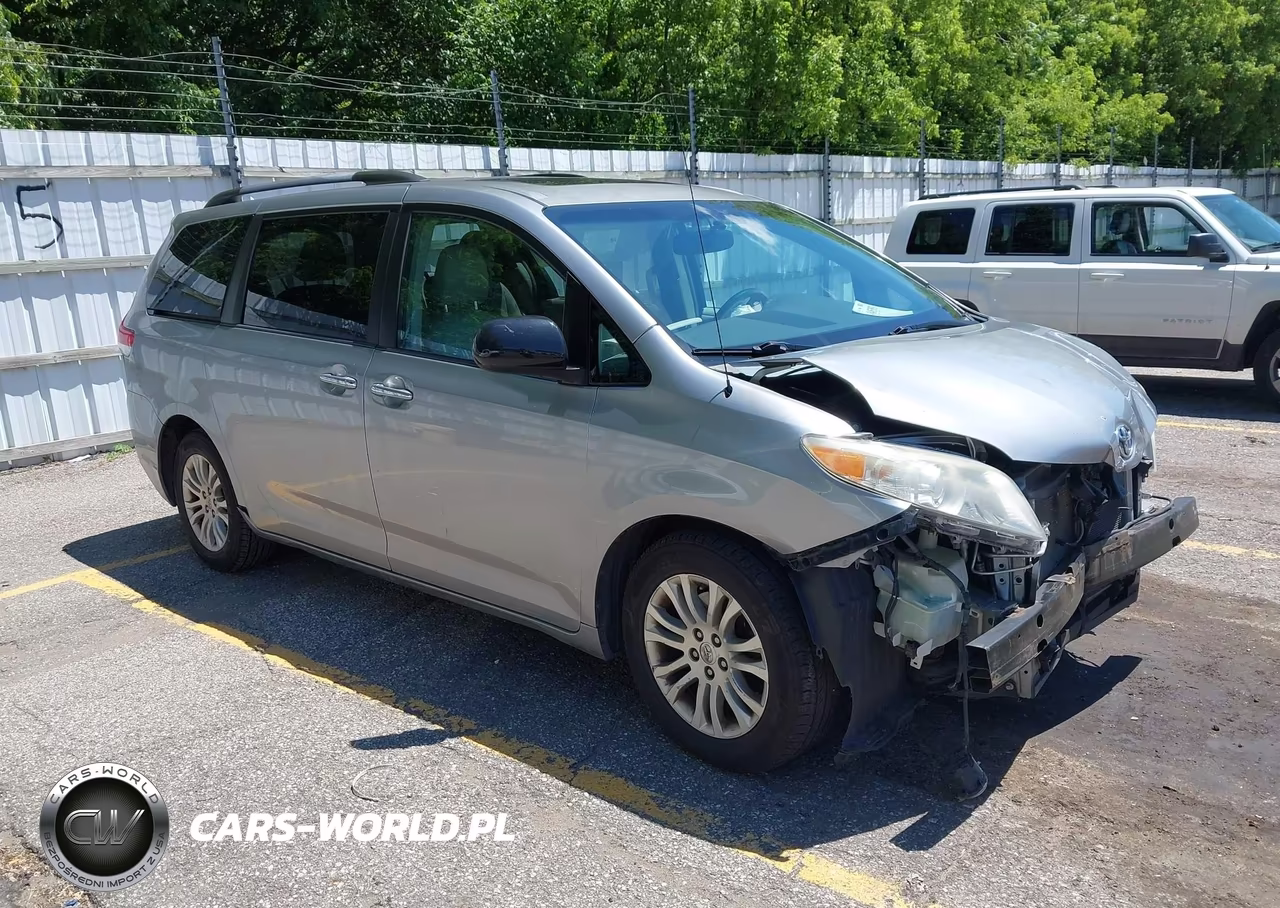 2013 Toyota Sienna Xle V6 8 Passenger – zdjęcie 1 z 17