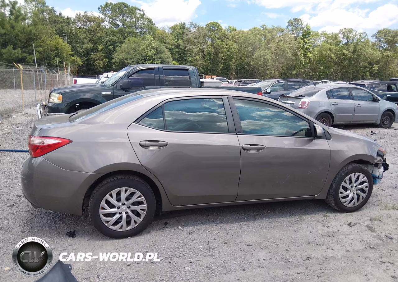 2018 Toyota Corolla Le VIN:5YFBURHE8JP766826 - 14