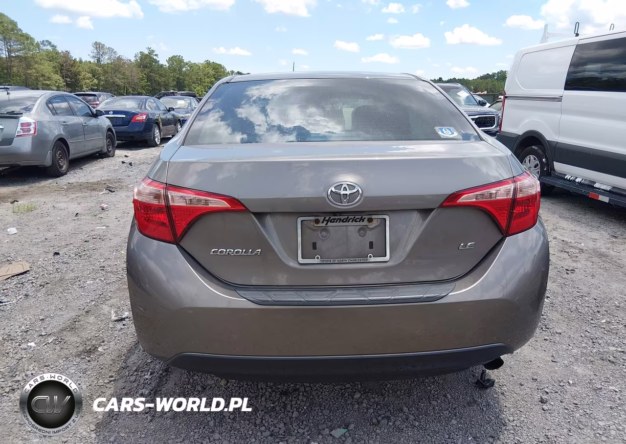 2018 Toyota Corolla Le VIN:5YFBURHE8JP766826 - 17