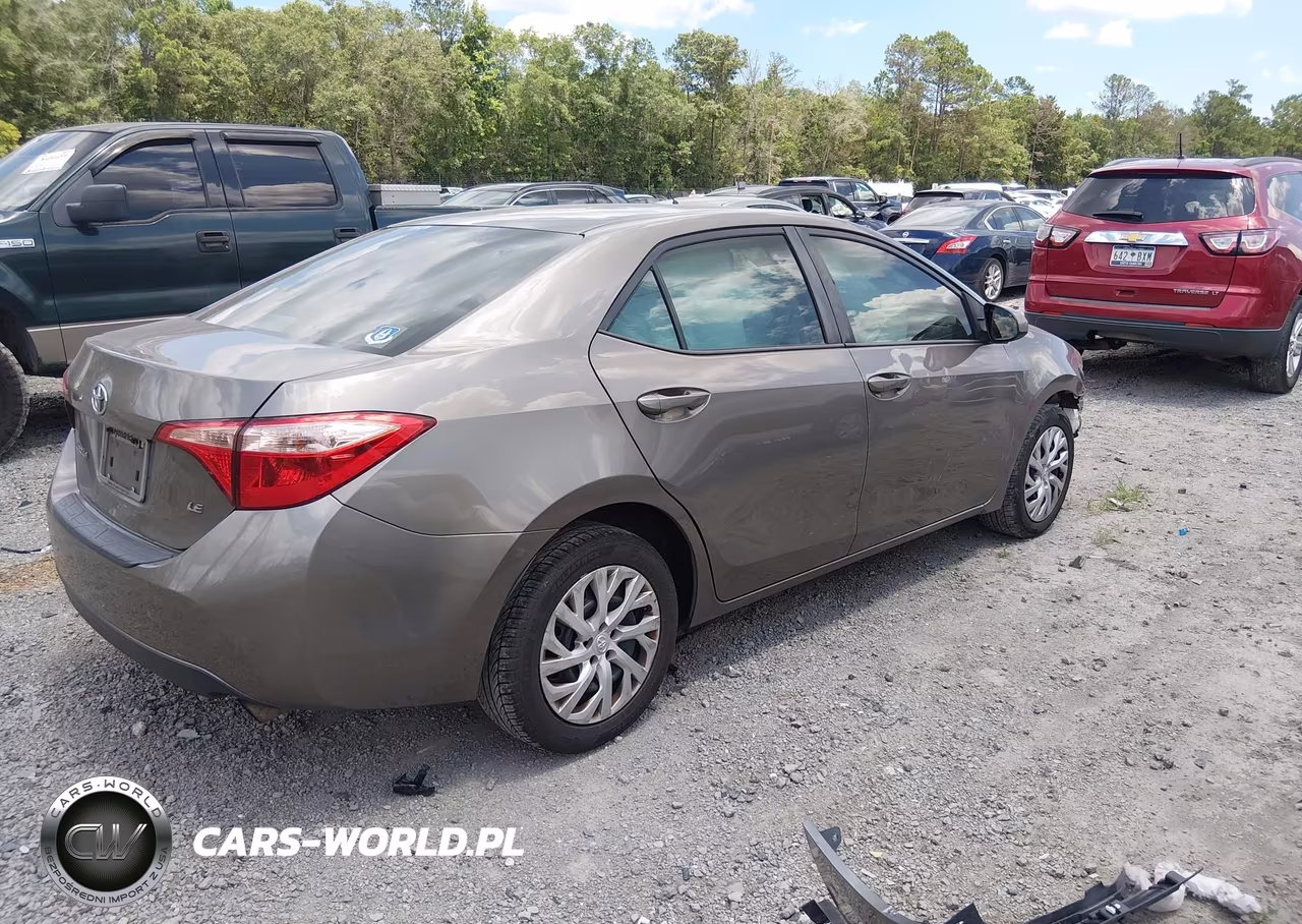 2018 Toyota Corolla Le VIN:5YFBURHE8JP766826 - 4