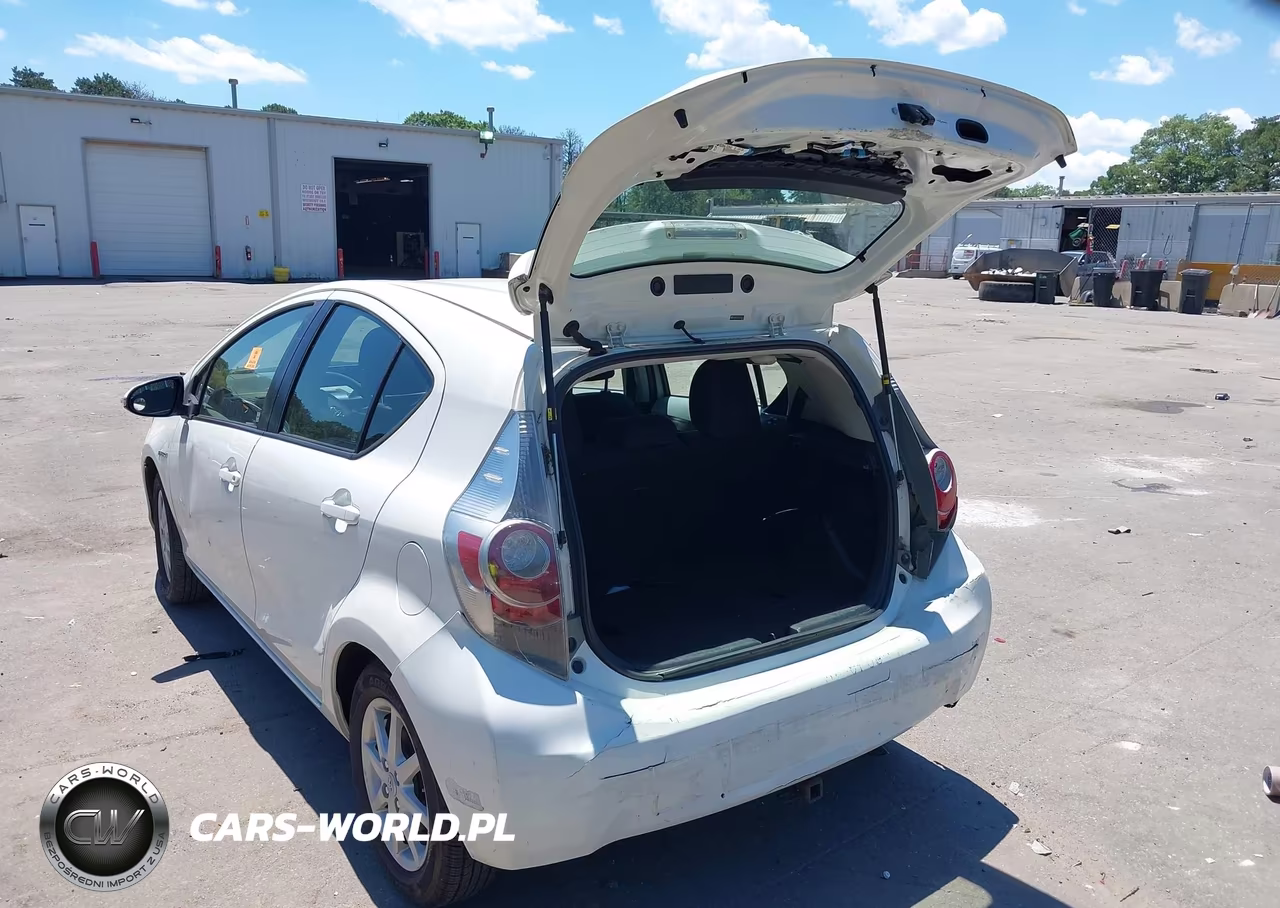 2012 Toyota Prius C Three VIN:JTDKDTB30C1526018 - 3