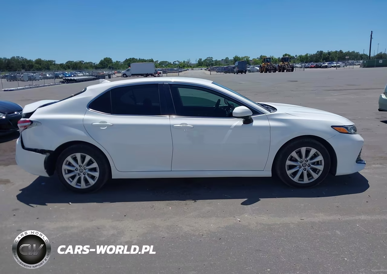 2020 Toyota Camry Le VIN:4T1C11AK7LU893633 - 13