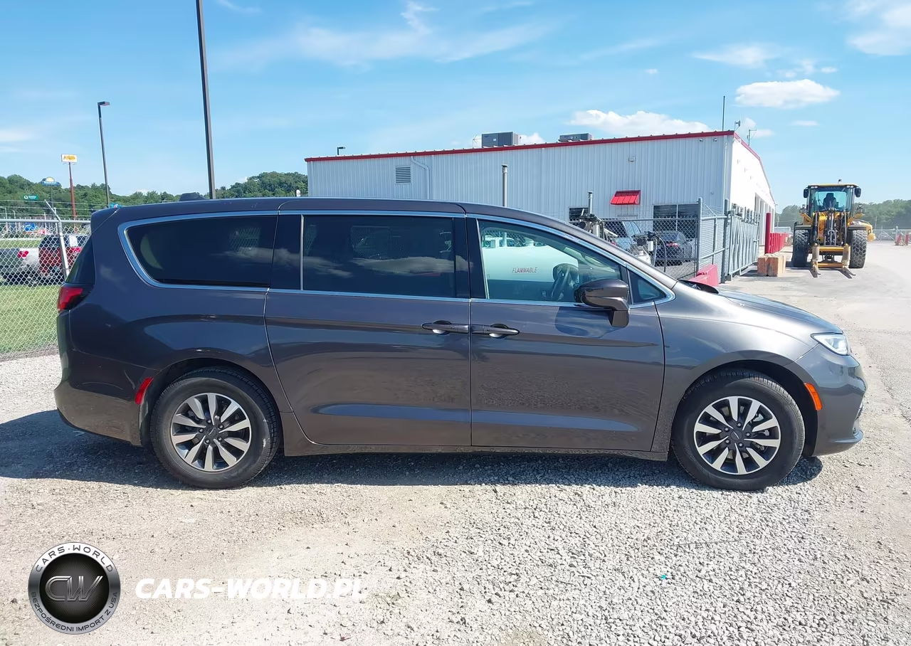 2022 Chrysler Pacifica Hybrid Touring L VIN:2C4RC1L79NR238729 - 13