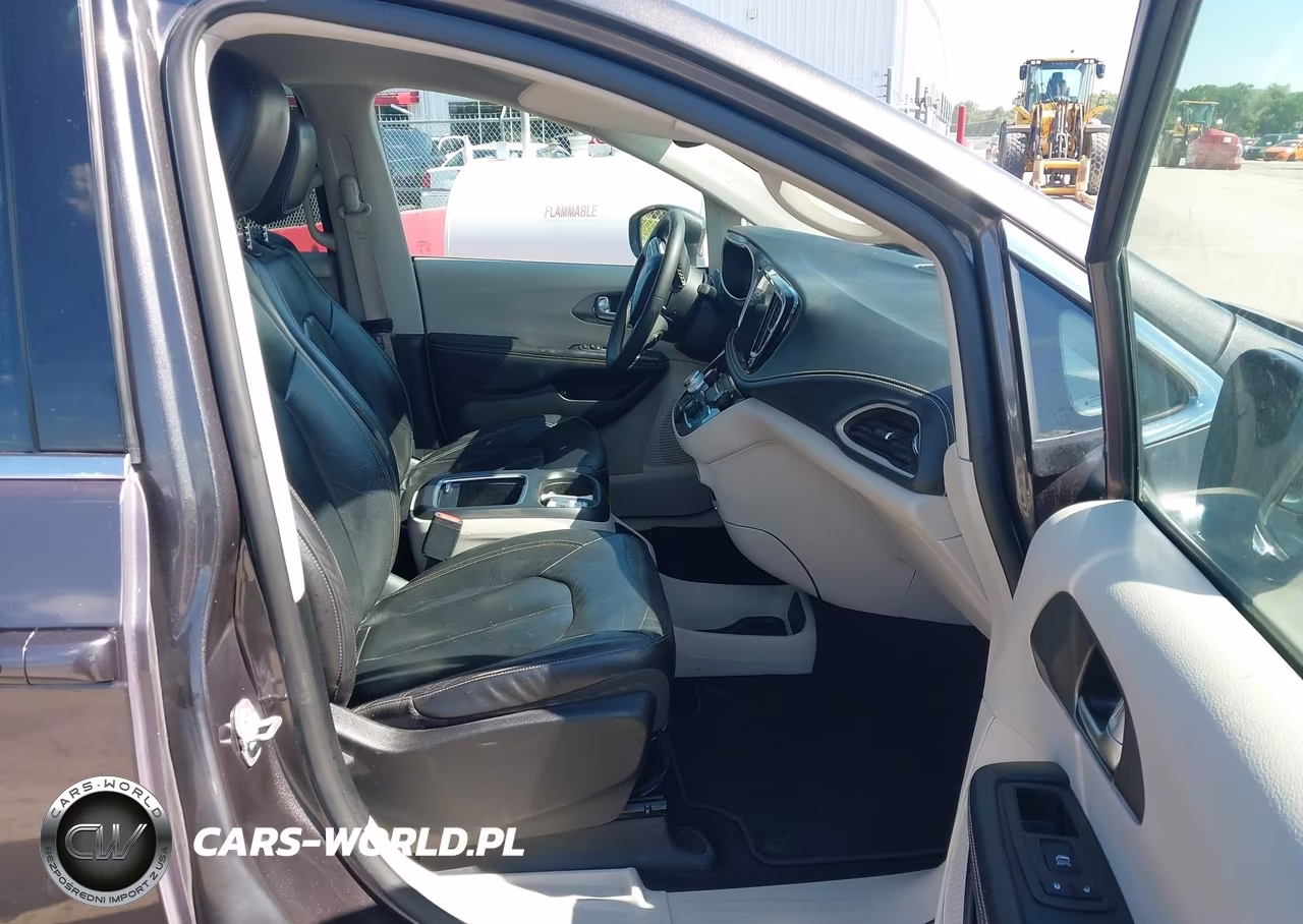 2022 Chrysler Pacifica Hybrid Touring L VIN:2C4RC1L79NR238729 - 5