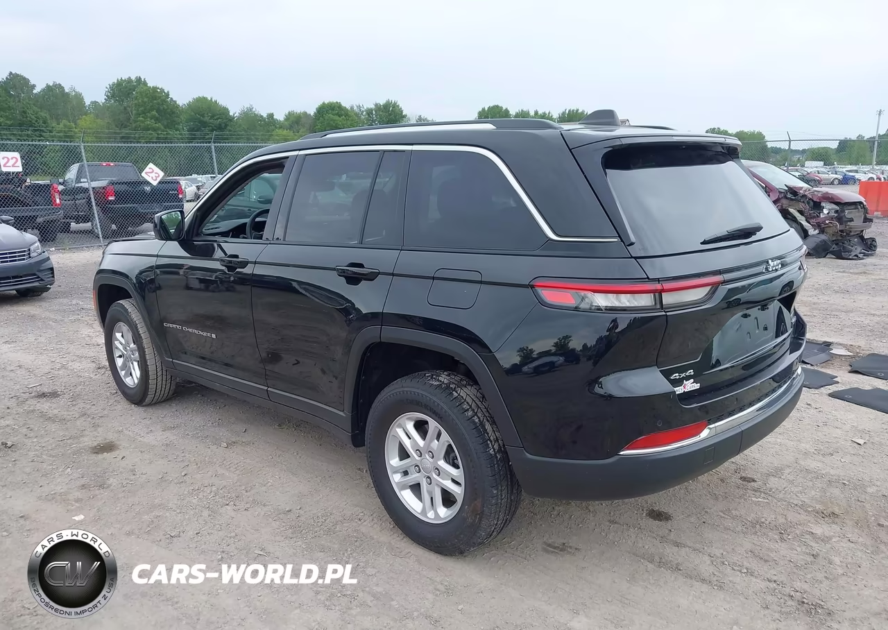 2023 Jeep Grand Cherokee Laredo 4X4 VIN:1C4RJHAG7PC513303 - 3