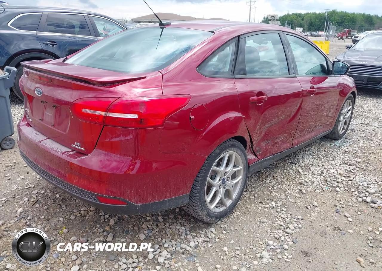 2015 Ford Focus Se VIN:1FADP3F20FL346330 - 4