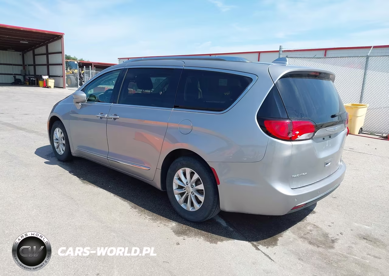 2018 Chrysler Pacifica Touring L VIN:2C4RC1BGXJR246575 - 3