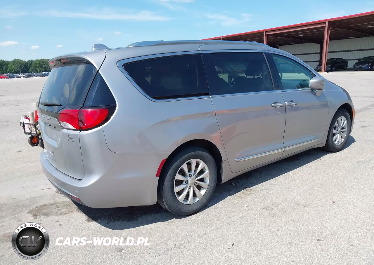 2018 Chrysler Pacifica Touring L VIN:2C4RC1BGXJR246575 - 4