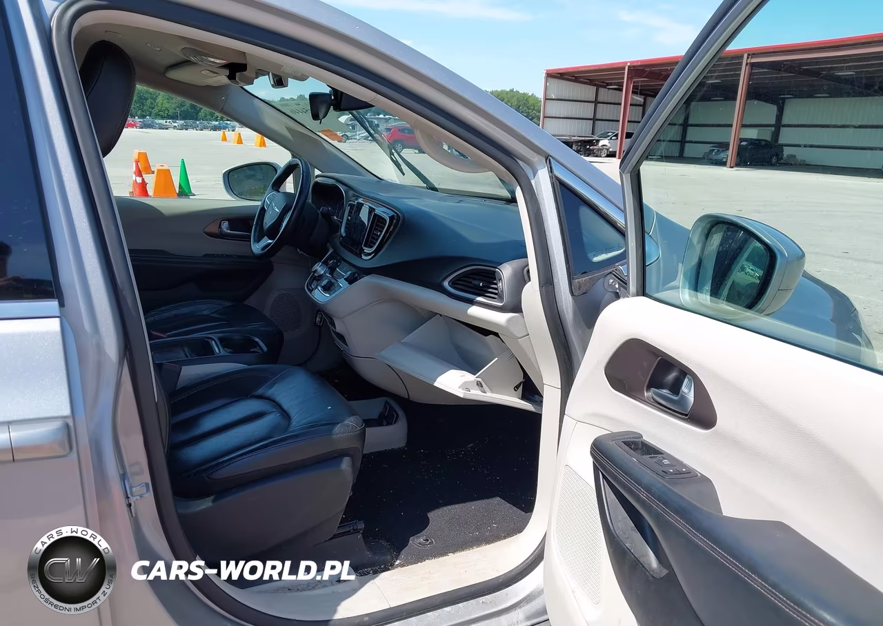 2018 Chrysler Pacifica Touring L VIN:2C4RC1BGXJR246575 - 5