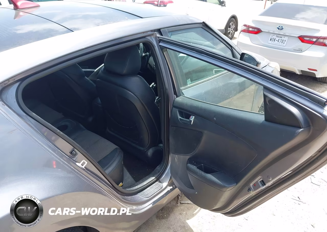 2013 Hyundai Veloster Base W-Black VIN:KMHTC6AD3DU146699 - 8