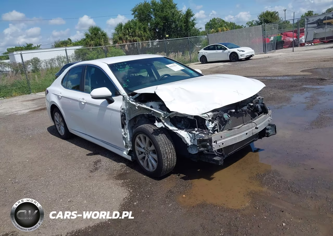 2018 Toyota Camry Le – zdjęcie 1 z 16