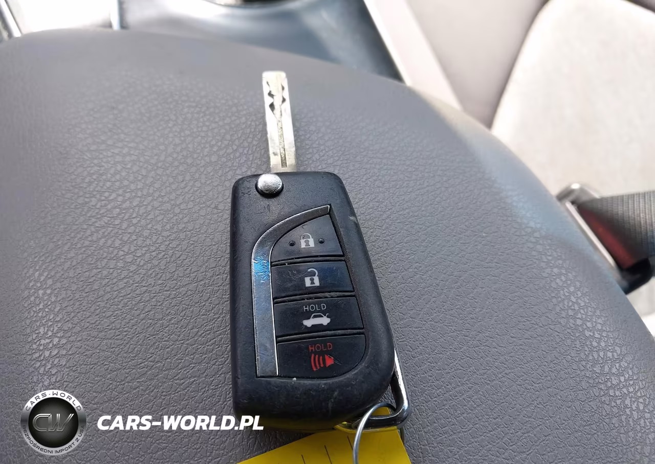 2018 Toyota Camry Le VIN:4T1B11HK2JU067819 - 11