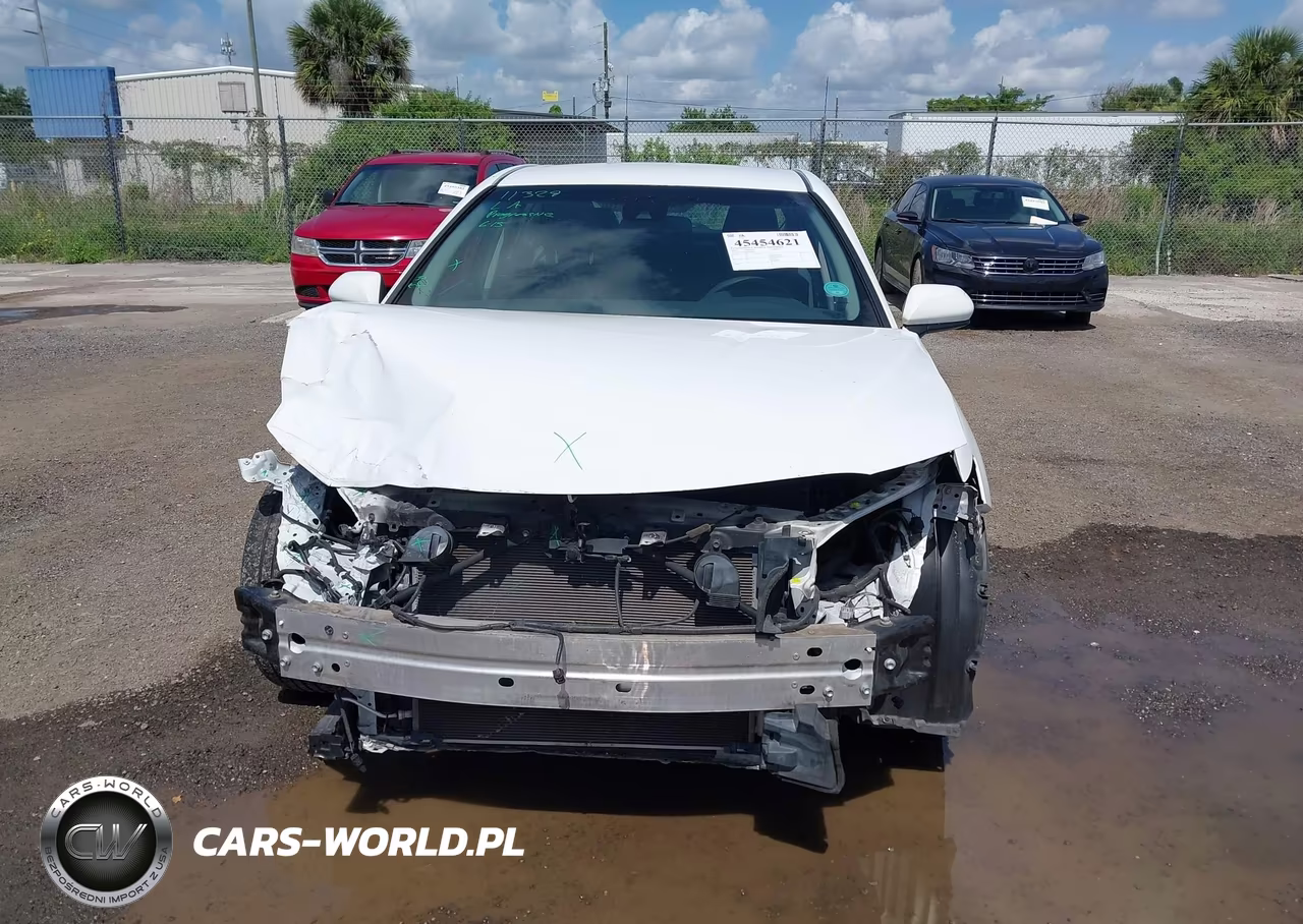 2018 Toyota Camry Le VIN:4T1B11HK2JU067819 - 12