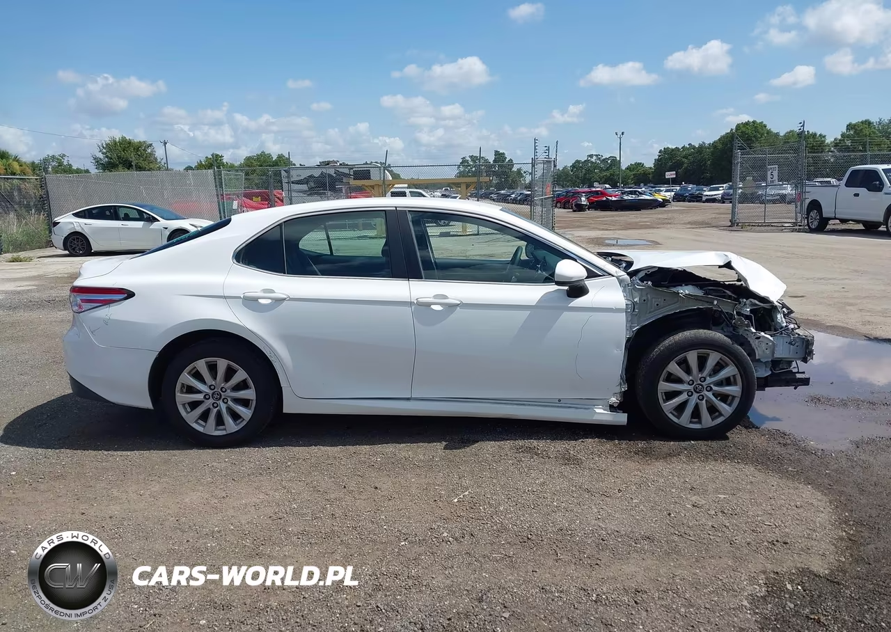 2018 Toyota Camry Le VIN:4T1B11HK2JU067819 - 13