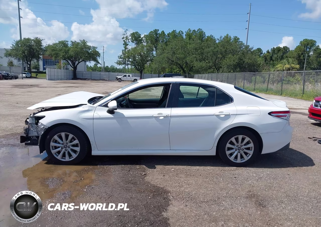 2018 Toyota Camry Le VIN:4T1B11HK2JU067819 - 14