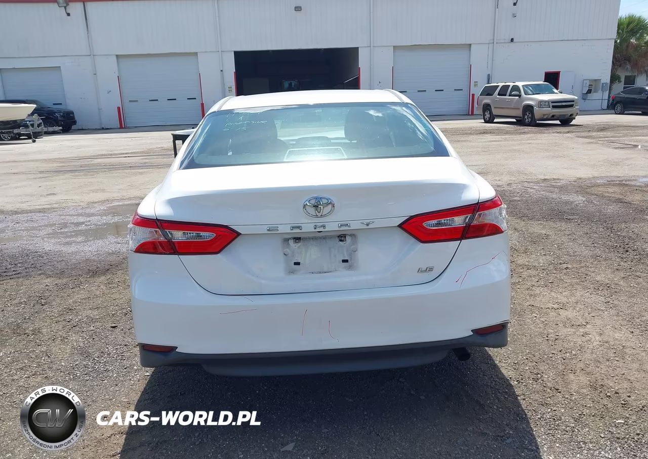 2018 Toyota Camry Le VIN:4T1B11HK2JU067819 - 16