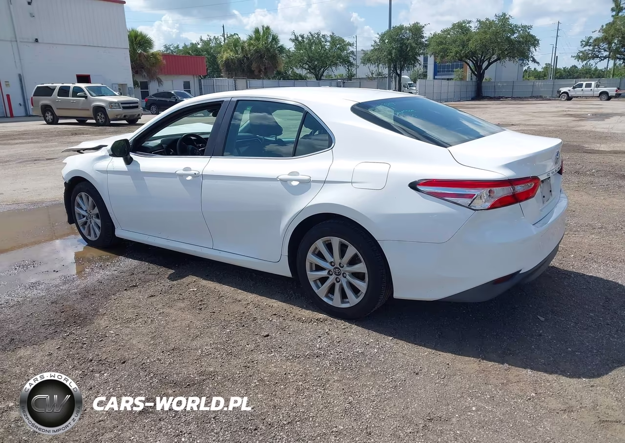2018 Toyota Camry Le VIN:4T1B11HK2JU067819 - 3