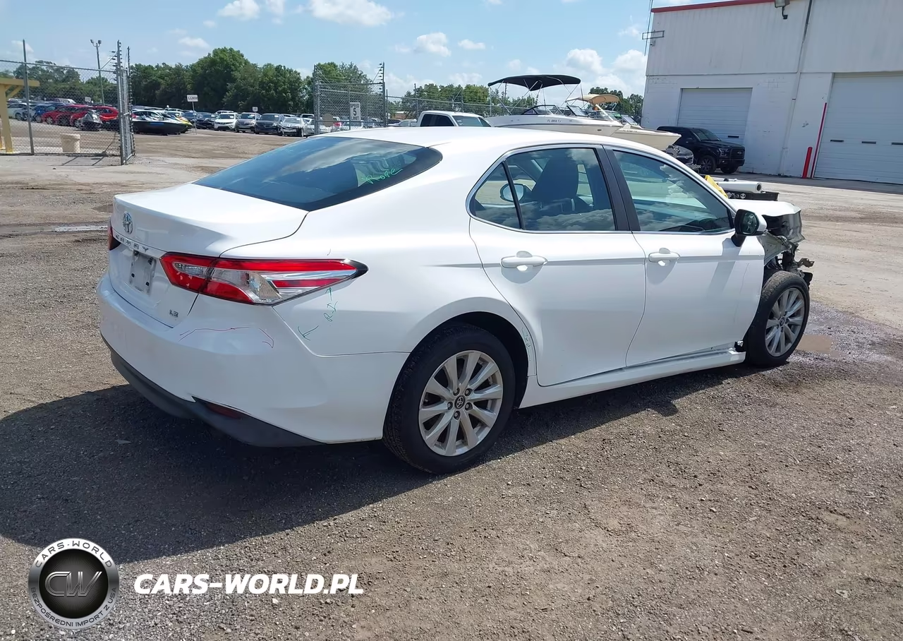 2018 Toyota Camry Le VIN:4T1B11HK2JU067819 - 4