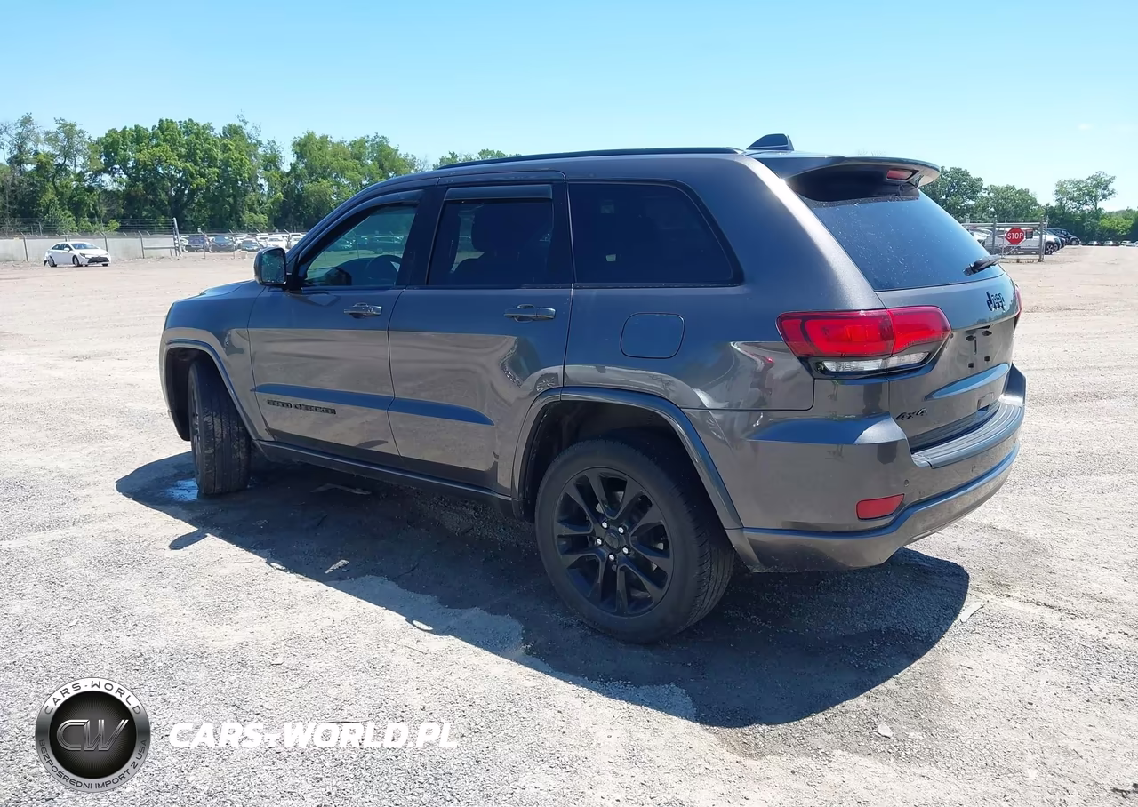2018 Jeep Grand Cherokee Altitude 4X4 VIN:1C4RJFAG5JC375109 - 3