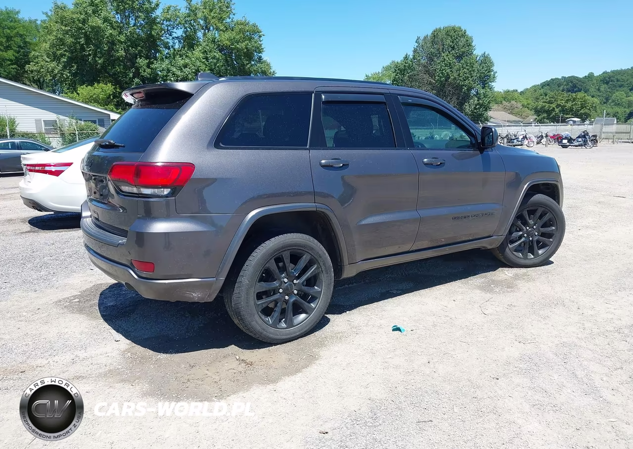 2018 Jeep Grand Cherokee Altitude 4X4 VIN:1C4RJFAG5JC375109 - 4